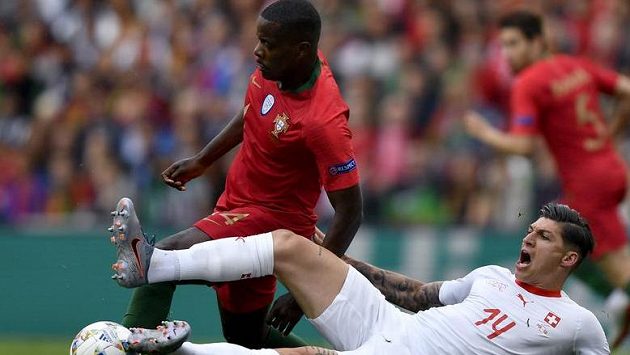 Domácí William Carvalho v souboji se Švýcarem Stevenem Zuberem Domácí William Carvalho v souboji se Švýcarem Stevenem Zuberem