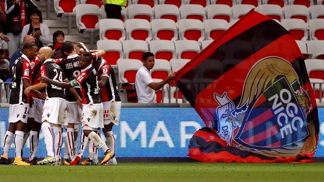Mario Balotelli se spoluhráči z Nice oslavují gól v ligovém utkání proti Monaku. Mario Balotelli se spoluhráči z Nice oslavují gól v ligovém utkání proti Monaku.
