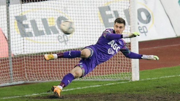 Brankář Teplic Jan Čtvrtečka inkasuje v Ostravě z penalty gól na 1:1. Brankář Teplic Jan Čtvrtečka inkasuje v Ostravě z penalty gól na 1:1.