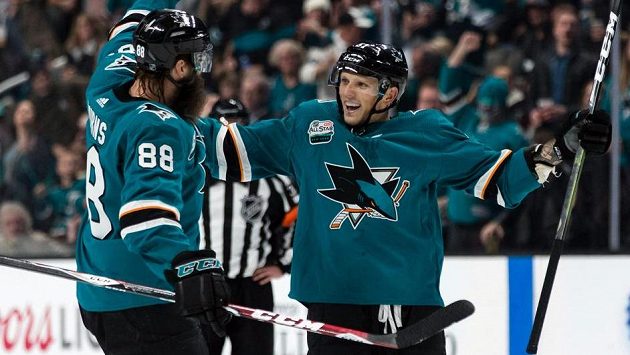 Gól! Radim Šimek (vpravo) oslavuje svoji premiérovou trefu v NHL a přijímá gratulace od kolegy z obrany Sharks Brenta Burnse. Gól! Radim Šimek (vpravo) oslavuje svoji premiérovou trefu v NHL a přijímá gratulace od kolegy z obrany Sharks Brenta Burnse.