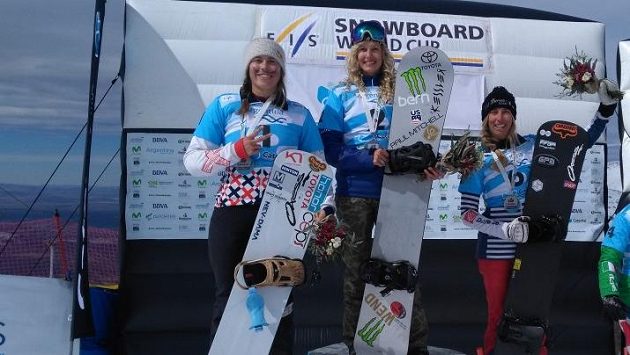 Eva Samková (vlevo) na stupních vítězů v Argentině spolu s vítěznou Lindsey Jacobellisovou a třetí Francouzkou Chloé Trespeuchovou. Eva Samková (vlevo) na stupních vítězů v Argentině spolu s vítěznou Lindsey Jacobellisovou a třetí Francouzkou Chloé Trespeuchovou.