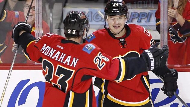 Jiří Hudler (vpravo) oslavuje gól proti Columbusu se spoluhráčem z Calgary Seanem Monahanem. Jiří Hudler (vpravo) oslavuje gól proti Columbusu se spoluhráčem z Calgary Seanem Monahanem.