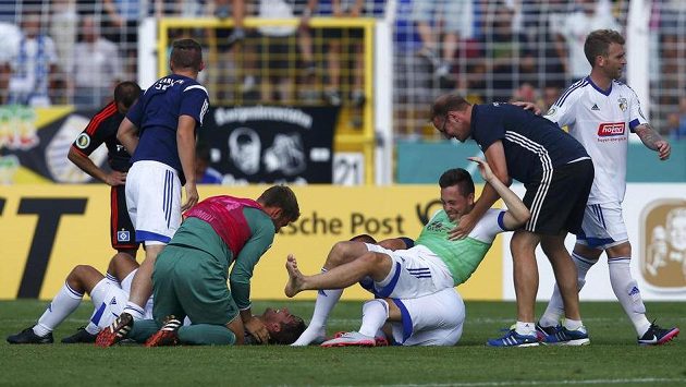 Hráči FC Carl Zeiss Jena skotačili po vyřazení Hamburku jako malé děti... Hráči FC Carl Zeiss Jena skotačili po vyřazení Hamburku jako malé děti...