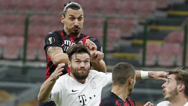 Zlatan Ibrahimovic z AC Milán vyskočil nad sparťana Ondřeje Čelůstku. Zlatan Ibrahimovic z AC Milán vyskočil nad sparťana Ondřeje Čelůstku.