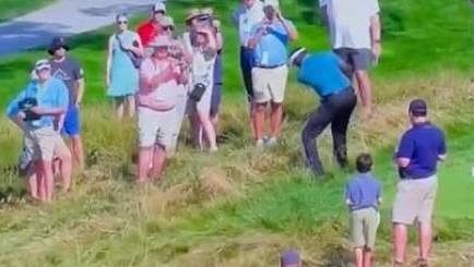 Golfista Vijay Singh nešťastně trefuje fanouška na turnaji US Senior Open. Golfista Vijay Singh nešťastně trefuje fanouška na turnaji US Senior Open.