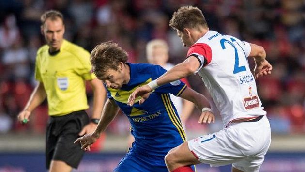 Milan Škoda ze Slavie a fotbalisté Borisova Jurij Kendyš (vlevo) a Dmitri Baga. Milan Škoda ze Slavie a fotbalisté Borisova Jurij Kendyš (vlevo) a Dmitri Baga.