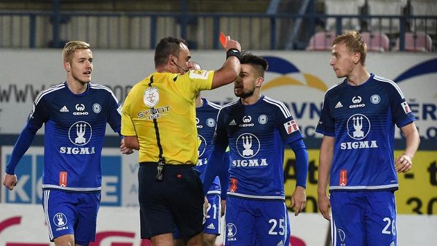 Uroš Radakovič z Olomouce (vpravo) dostal červenou kartu od rozhodčího Ondřeje Lercha v utkání s Plzní. Uroš Radakovič z Olomouce (vpravo) dostal červenou kartu od rozhodčího Ondřeje Lercha v utkání s Plzní.