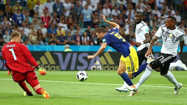 Švédský útočník Marcus Berg padá po zákroku Jeromeho Boatenga (zcela vpravo) v pokutovém území. Polský sudí Szymon Marciniak ale penaltu proti německému favoritovi nenařídil. Švédský útočník Marcus Berg padá po zákroku Jeromeho Boatenga (zcela vpravo) v pokutovém území. Polský sudí Szymon Marciniak ale penaltu proti německému favoritovi nenařídil.