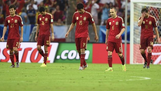 Zklamaní španělští fotbalisté opouštějí trávník stadiónu Maracaná po porážce s Chile. Zklamaní španělští fotbalisté opouštějí trávník stadiónu Maracaná po porážce s Chile.