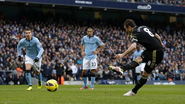 Frank Lampard z Chelsea neproměnil penaltu proti Manchesteru City. Frank Lampard z Chelsea neproměnil penaltu proti Manchesteru City.
