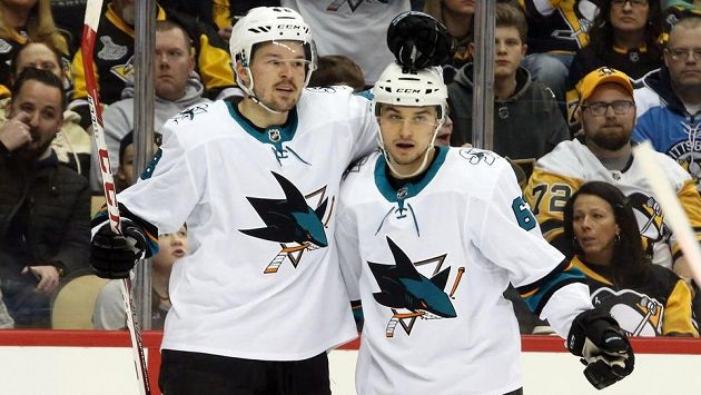Tomáš Hertl (vlevo) ze San Jose slaví se spoluhráčem Kevinem Labancem gól proti Pittsburghu. Tomáš Hertl (vlevo) ze San Jose slaví se spoluhráčem Kevinem Labancem gól proti Pittsburghu.