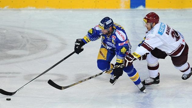 Zlínský útočník Petr Leška (vlevo) a Zdeněk Bahenský ze Sparty během extraligového utkání. Zlínský útočník Petr Leška (vlevo) a Zdeněk Bahenský ze Sparty během extraligového utkání.
