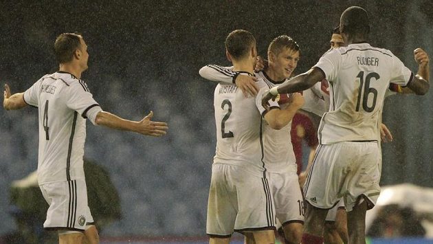 Německý záložník Toni Kroos (třetí zleva) jásá se spoluhráči po vítězné trefě proti Španělům. Německý záložník Toni Kroos (třetí zleva) jásá se spoluhráči po vítězné trefě proti Španělům.