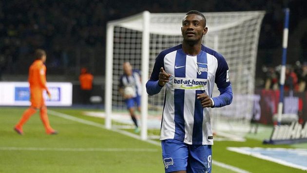 Salomon Kalou z Herthy po jednom z gólů proti Mönchengladbachu. Salomon Kalou z Herthy po jednom z gólů proti Mönchengladbachu.
