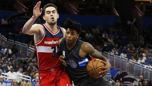 Tomáš Satoranský (vlevo) v souboji s Elfridem Paytonem z Orlanda v utkání NBA. Tomáš Satoranský (vlevo) v souboji s Elfridem Paytonem z Orlanda v utkání NBA.