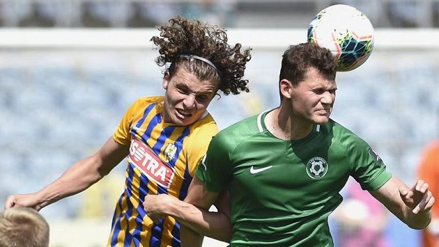 Zleva Filip Souček z Opavy a Dušan Pinc z Příbrami. O záchranu v lize už bojovat nebudou... Zleva Filip Souček z Opavy a Dušan Pinc z Příbrami. O záchranu v lize už bojovat nebudou...