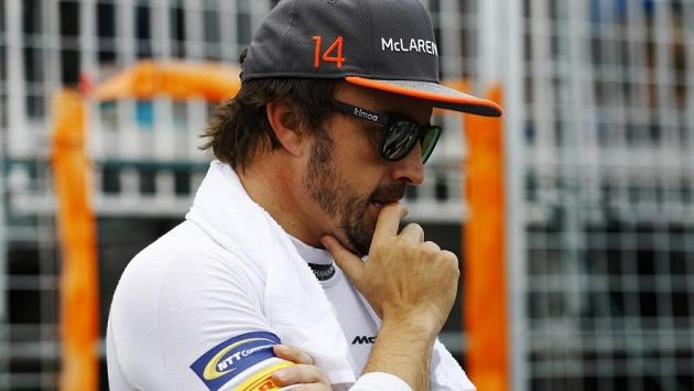 Zadumaný Fernando Alonso. Přesedlá do série IndyCar? Zadumaný Fernando Alonso. Přesedlá do série IndyCar?