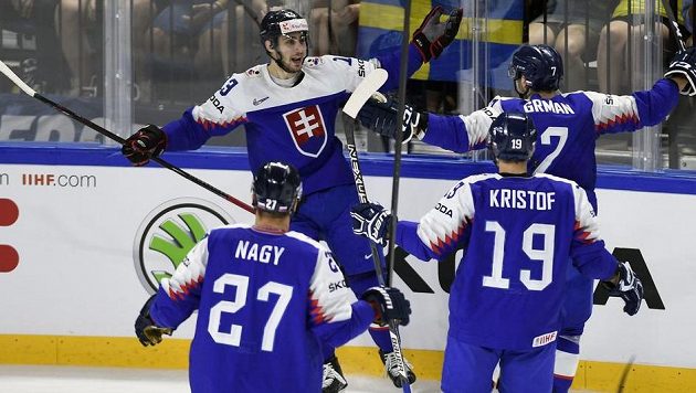 Slovenští hokejisté se radují z úvodního gólu proti Švédům. Zleva Ladislav Nagy, autor gólu Tomáš Jurčo, Michal Krištof a Mário Grman. Slovenští hokejisté se radují z úvodního gólu proti Švédům. Zleva Ladislav Nagy, autor gólu Tomáš Jurčo, Michal Krištof a Mário Grman.