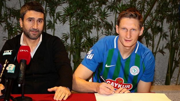 Milan Škoda se právě upisuje Rizesporu... Milan Škoda se právě upisuje Rizesporu...