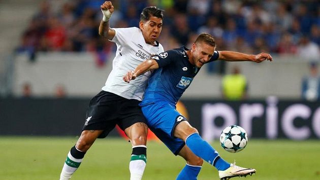 Český bek Pavel Kadeřábek ve službách Hoffenheimu odkopává míč před Robertem Firminem z Liverpoolu. Český bek Pavel Kadeřábek ve službách Hoffenheimu odkopává míč před Robertem Firminem z Liverpoolu.