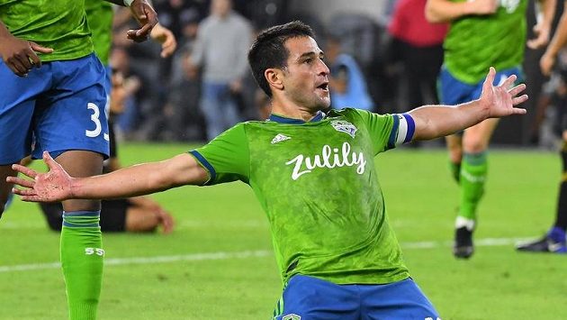 Nicolas Lodeiro (10) ze Seattlu se raduje po gólu proti FC Los Angeles. Nicolas Lodeiro (10) ze Seattlu se raduje po gólu proti FC Los Angeles.