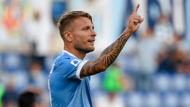 Immobile slaví jednu ze svých tří branek Immobile slaví jednu ze svých tří branek