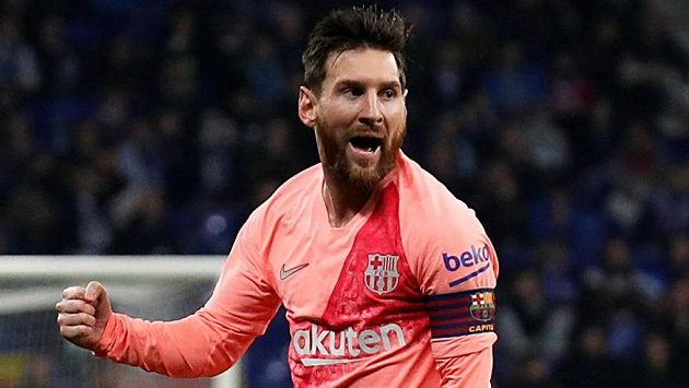 Hvězdný Lionel Messi přispěl k výhře Barcelony v městském derby proti Espaňolu dvěma trefami. Hvězdný Lionel Messi přispěl k výhře Barcelony v městském derby proti Espaňolu dvěma trefami.
