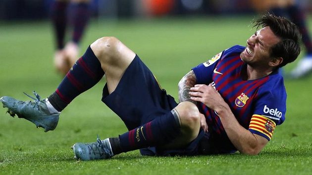 Lionel Messi si v utkání se Sevillou zlomil vřetenní kost. Teď už poletí k úternímu zápasu Ligy mistrů na hřišti Interu. Zda se jednatřicetiletá hvězda objeví i na hřišti, ale není jasné. Lionel Messi si v utkání se Sevillou zlomil vřetenní kost. Teď už poletí k úternímu zápasu Ligy mistrů na hřišti Interu. Zda se jednatřicetiletá hvězda objeví i na hřišti, ale není jasné.