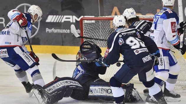 Brněnský Radim Zohorna (vlevo) dává druhý gól Komety v souboji s Plzní. Brněnský Radim Zohorna (vlevo) dává druhý gól Komety v souboji s Plzní.