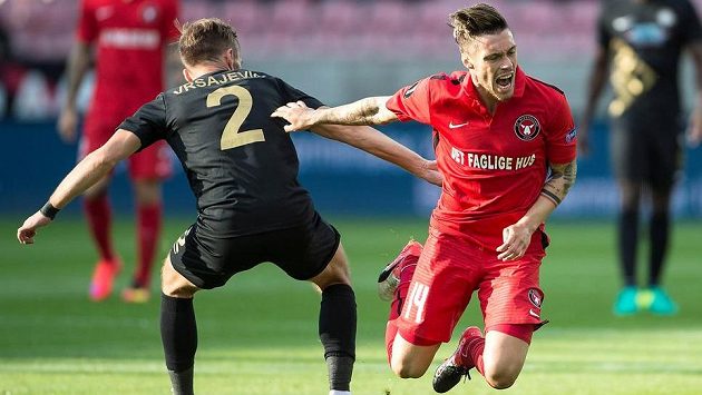 Václav Kadlec (vpravo) v dresu Midtjyllandu v souboji s Vršajevičem z Osmanlisporu. Václav Kadlec (vpravo) v dresu Midtjyllandu v souboji s Vršajevičem z Osmanlisporu.