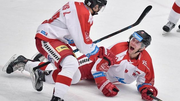 Autor druhého a třetího olomouckého gólu Marek Laš (vpravo) slaví s Jakubem Galvasem. Autor druhého a třetího olomouckého gólu Marek Laš (vpravo) slaví s Jakubem Galvasem.