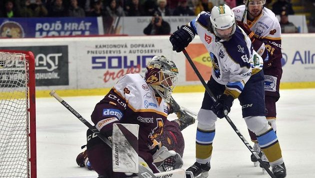 Zleva brankář Jihlavy David Honzík, Jaromír Jágr z Kladna a Tomáš Jiránek z Jihlavy. Zleva brankář Jihlavy David Honzík, Jaromír Jágr z Kladna a Tomáš Jiránek z Jihlavy.