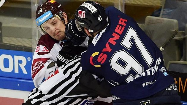 Štefan Růžička ze Sparty v potyčce s Lukášem Vantuchem z Liberce (vpravo). Štefan Růžička ze Sparty v potyčce s Lukášem Vantuchem z Liberce (vpravo).