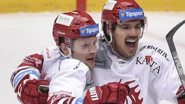 Třinečtí hokejisté se radují z druhého gólu. Vlevo autor gólu Petr Vrána a vpravo Matěj Stránský. Třinečtí hokejisté se radují z druhého gólu. Vlevo autor gólu Petr Vrána a vpravo Matěj Stránský.