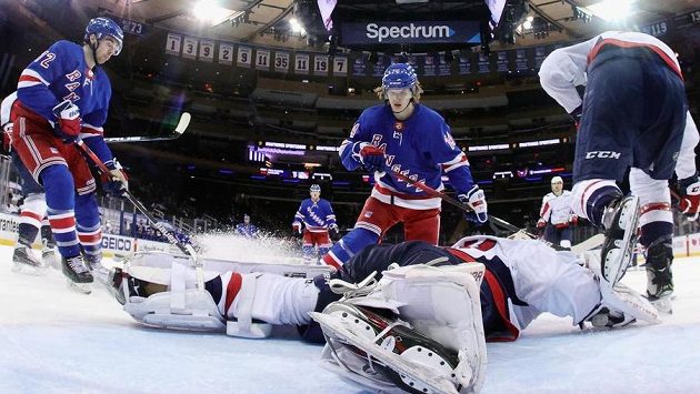 Český hokejový brankář Washingtonu Capitals Vít Vaněček zasahuje. Český hokejový brankář Washingtonu Capitals Vít Vaněček zasahuje.