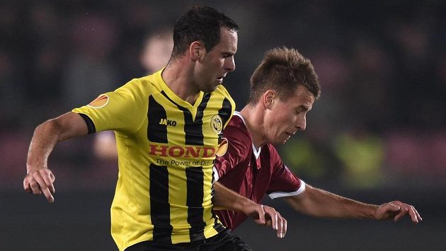 Lukáš Mareček (vpravo) ze Sparty v souboji s českým obráncem Bernu Janem Lecjaksem. Lukáš Mareček (vpravo) ze Sparty v souboji s českým obráncem Bernu Janem Lecjaksem.