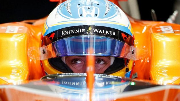 Fernando Alonso v kokpitu McLarenu během tréninku. Fernando Alonso v kokpitu McLarenu během tréninku.