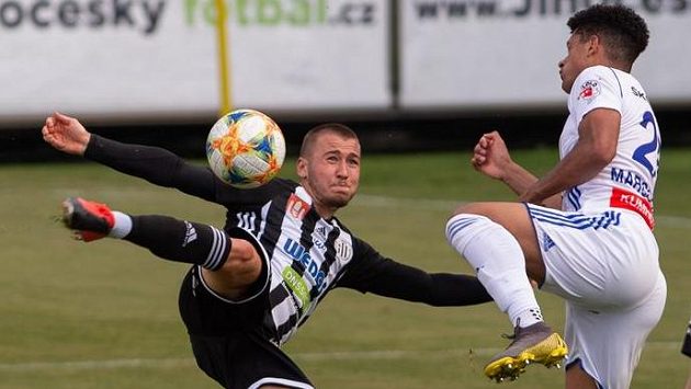 Zleva Filip Havelka z Českých Budějovic a Marco Túlio z Boleslavi. Zleva Filip Havelka z Českých Budějovic a Marco Túlio z Boleslavi.