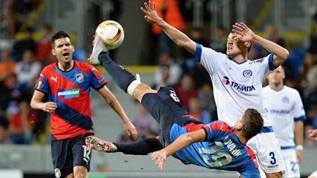 Plzeňský Jan Kovařík při akrobatickém pokusu o střelbu, jeho snahu sleduje Michal Ďuriš (vlevo) a Maksim Vitus z Minsku. Plzeňský Jan Kovařík při akrobatickém pokusu o střelbu, jeho snahu sleduje Michal Ďuriš (vlevo) a Maksim Vitus z Minsku.