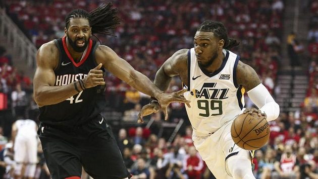 Útočník Utahu Jae Crowder (vpravo) se naží proniknout pod koš Houstonu, brání ho Nene Hilario. Útočník Utahu Jae Crowder (vpravo) se naží proniknout pod koš Houstonu, brání ho Nene Hilario.