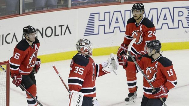 Hráči Devils se radují ze své první letošní výhry. Zleva Greene, brankář Schneider, Salvador a Zajac. Hráči Devils se radují ze své první letošní výhry. Zleva Greene, brankář Schneider, Salvador a Zajac.