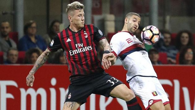 Potetovaný až ke krku. Exsparťan Juraj Kucka (vlevo) v barvách AC Milán v souboji s janovským Adelem Taarabtem. Potetovaný až ke krku. Exsparťan Juraj Kucka (vlevo) v barvách AC Milán v souboji s janovským Adelem Taarabtem.