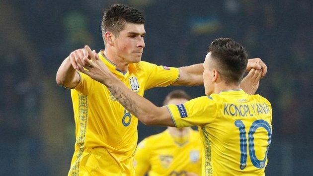 Střelec ukrajinského gólu Ruslan Malinovskij slaví se spoluhráčem Jevhenem Konopljankou. Střelec ukrajinského gólu Ruslan Malinovskij slaví se spoluhráčem Jevhenem Konopljankou.