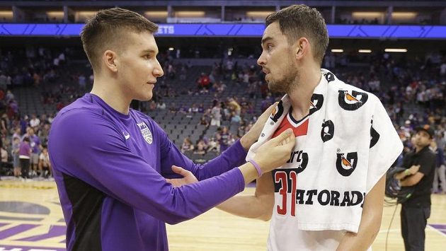 Tomáš Satoranský (vpravo) z Washingtonu v rozhovoru se srbským rozehrávačem Sacramenta Bogdanem Bogdanovičem. Tomáš Satoranský (vpravo) z Washingtonu v rozhovoru se srbským rozehrávačem Sacramenta Bogdanem Bogdanovičem.