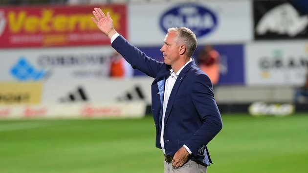 Trenér Olomouce Václav Jílek při utkání s Ostravou. Trenér Olomouce Václav Jílek při utkání s Ostravou.