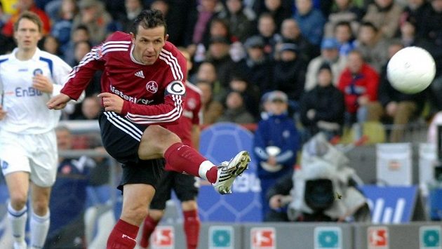 Tomáš Galásek během působení v Norimberku v bundesligovém utkání s Karlsruhe. Tomáš Galásek během působení v Norimberku v bundesligovém utkání s Karlsruhe.