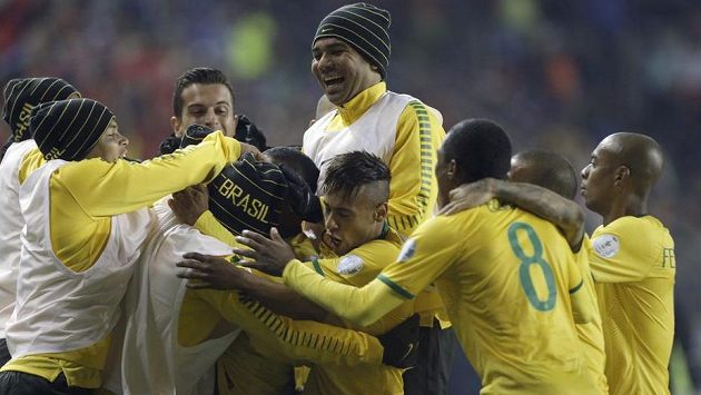 Radost fotbalistů Brazílie po výhře nad Peru. Radost fotbalistů Brazílie po výhře nad Peru.