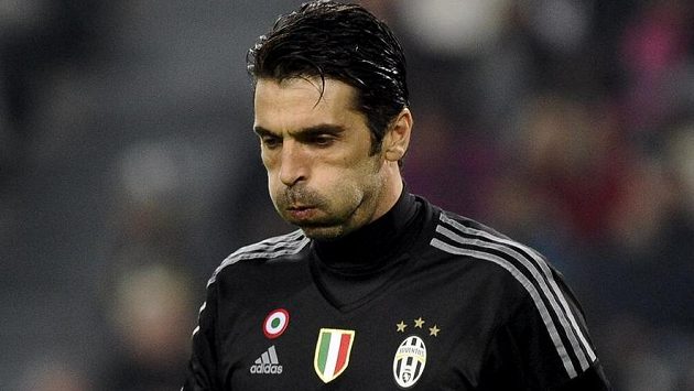 Zklamaný brankář Gianluigi Buffon po vyřazení z Ligy mistrů. Zklamaný brankář Gianluigi Buffon po vyřazení z Ligy mistrů.
