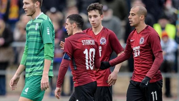 Fotbalisté Sparty Tal Ben Chaim (vravo) a Nicolae Stanciu oslavují gól na 2:0 během přípravného utkání s Vltavínem. Fotbalisté Sparty Tal Ben Chaim (vravo) a Nicolae Stanciu oslavují gól na 2:0 během přípravného utkání s Vltavínem.