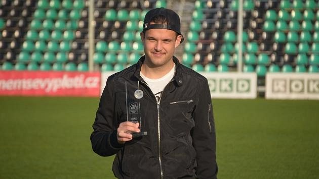 Karvinský záložník Lukáš Budínský s trofejí. Karvinský záložník Lukáš Budínský s trofejí.